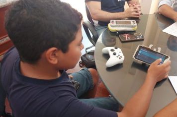 ESTUDANTE CRIA CONSOLE PORTÁTIL PARA GAME