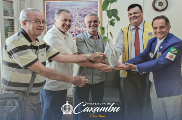 Lions presenteia Caxambu com muda de árvore e reforça parceria em projetos sociais