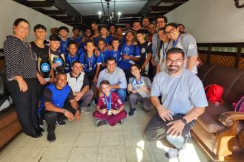 ESTUDANTES DE CAXAMBU MEDALHISTAS E CAMPEÕES DO JEMG 2024 VISITAM A PREFEITURA