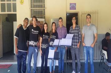 ESCOLA MUNICIPAL DE MÚSICA RECEBE ESTANTES DE PARTITURAS