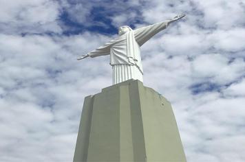 Obra de restauro e pintura do Cristo do Morro Caxambu.