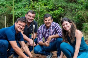 PLANTIO DE 122 MUDAS DE ÁRVORES EM COMEMORAÇÃO AO ANIVERSÁRIO DE CAXAMBU