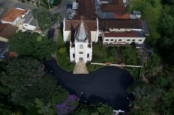 ENTORNO DA IGREJA SANTA ISABEL DE HUNGRIA TERÁ PAISAGISMO – OBRAS NO LOCAL COMEÇAM COM A RECOMPOSIÇÃO ASFÁLTICA