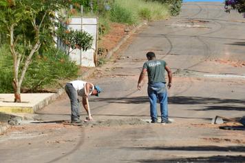 PREFEITURA REALIZA AÇÃO DE LIMPEZA E TAPA BURACOS PELA CIDADE