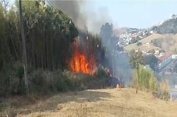 DEFESA CIVIL COMBATE INCÊNDIO PRÓXIMO AO ASILO EM CAXAMBU