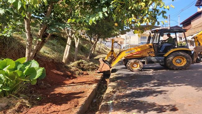 OBRAS NA RUA DEMÉTRIO JAMAL NO SÃO JANUÁRIO