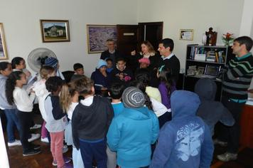ALUNOS DA ESCOLA MUNICIPAL PADRE CORREIA DE ALMEIDA FAZEM VISITA AO PREFEITO DIOGO CURI