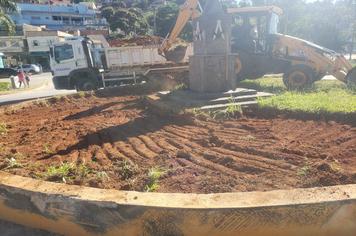 OBRA EM ROTATÓRIA PREPARA LOCAL PARA NOVO PAISAGISMO
