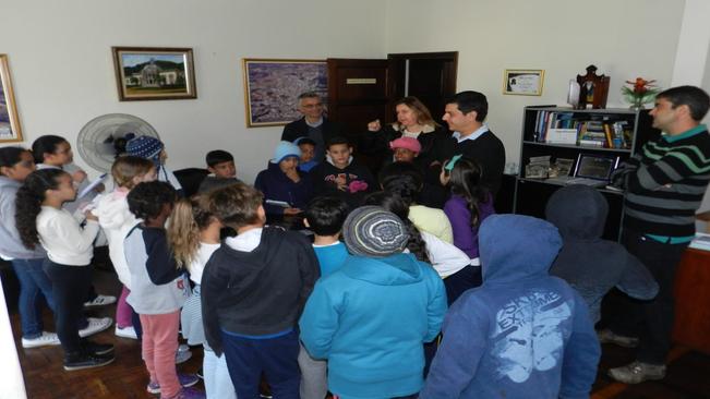 ALUNOS DA ESCOLA MUNICIPAL PADRE CORREIA DE ALMEIDA FAZEM VISITA AO PREFEITO DIOGO CURI