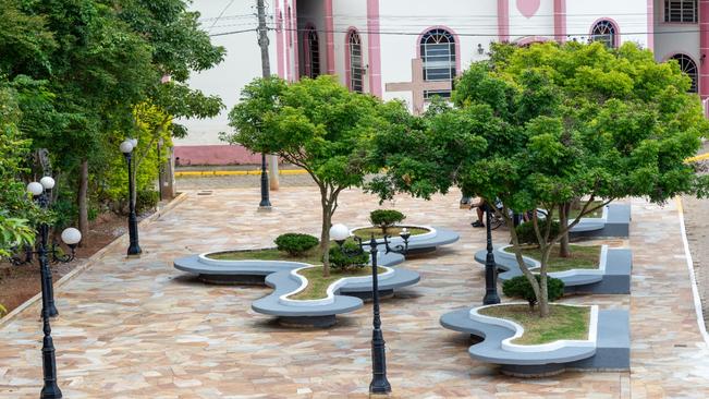 MANUTENÇÃO NA PRAÇA DO CAXAMBU VELHO