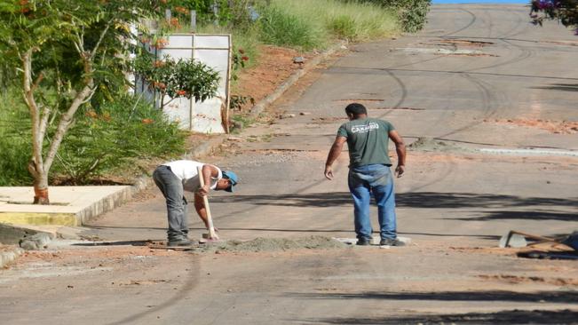 PREFEITURA REALIZA AÇÃO DE LIMPEZA E TAPA BURACOS PELA CIDADE